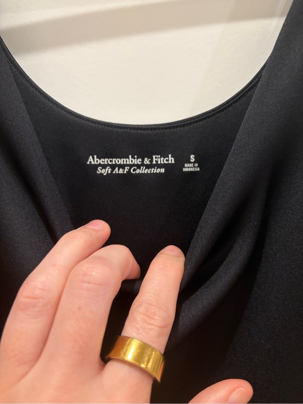 Abercrombie & Fitch Sleek Seamless Scoopneck Cami in black - Picture 2 of 3
